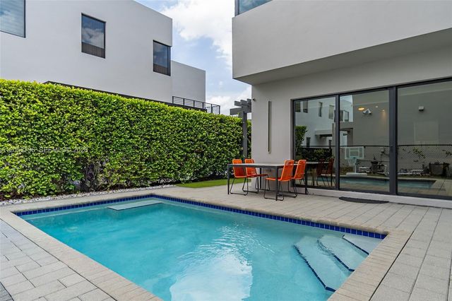 10043 NW 75th Terrace, Doral, FL 33178