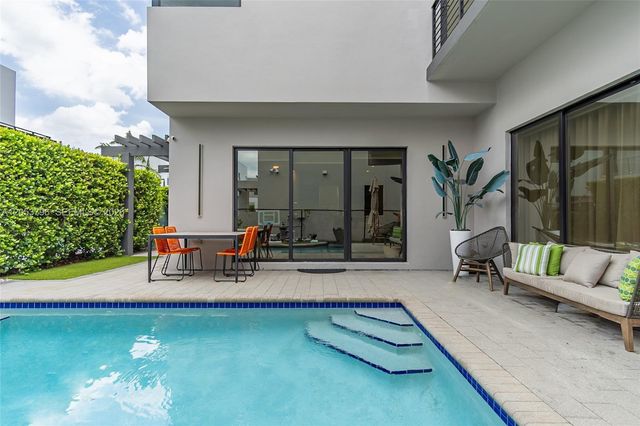 10043 NW 75th Terrace, Doral, FL 33178
