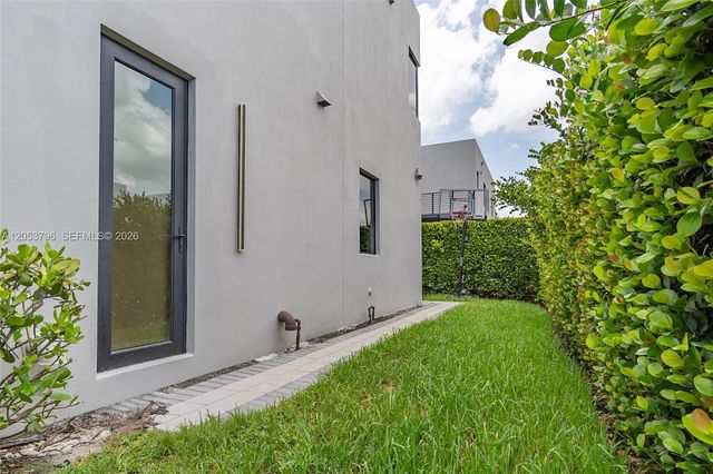 10043 NW 75th Terrace, Doral, FL 33178