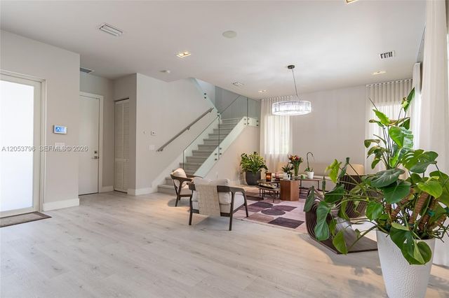 10043 NW 75th Terrace, Doral, FL 33178