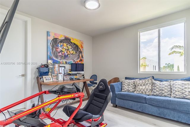 10043 NW 75th Terrace, Doral, FL 33178
