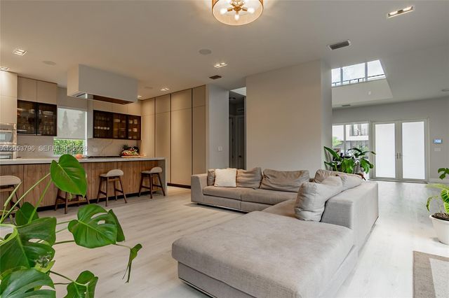 10043 NW 75th Terrace, Doral, FL 33178