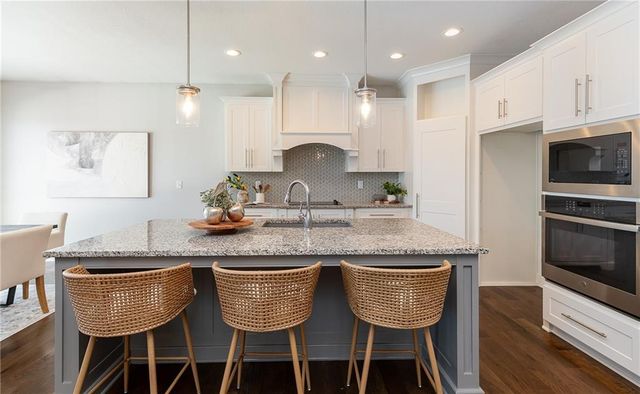 4060 NE Timberlake Court, Lee's Summit, MO 64064