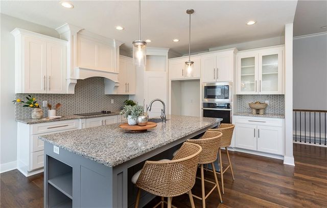 4060 NE Timberlake Court, Lee's Summit, MO 64064