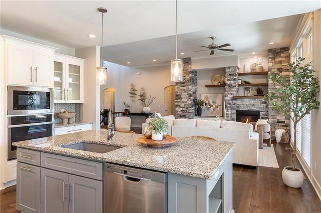 4060 NE Timberlake Court, Lee's Summit, MO 64064