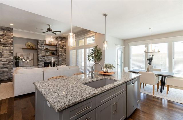 4060 NE Timberlake Court, Lee's Summit, MO 64064