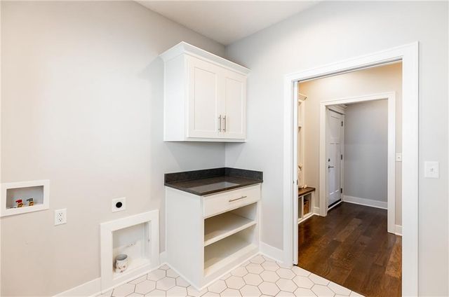 4060 NE Timberlake Court, Lee's Summit, MO 64064