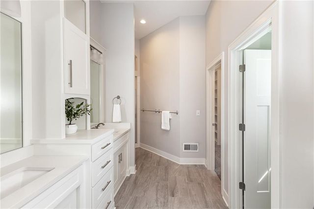 4060 NE Timberlake Court, Lee's Summit, MO 64064