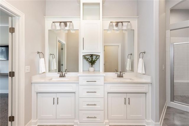 4060 NE Timberlake Court, Lee's Summit, MO 64064