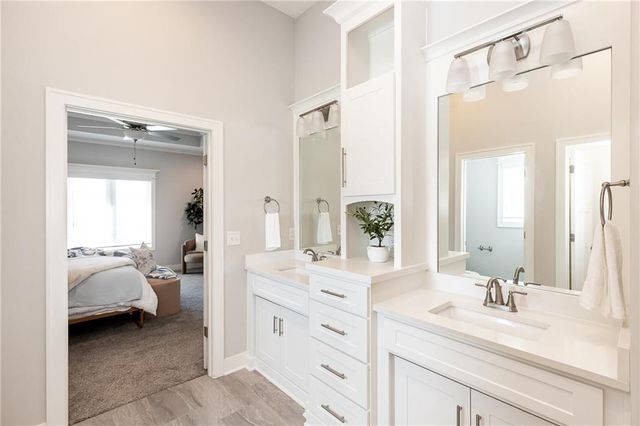 4060 NE Timberlake Court, Lee's Summit, MO 64064