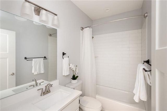 4060 NE Timberlake Court, Lee's Summit, MO 64064