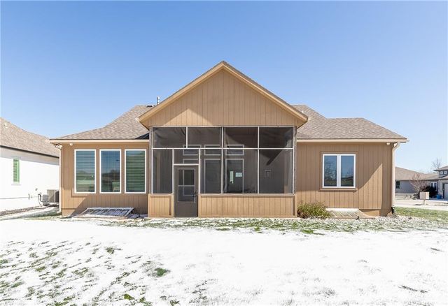 4060 NE Timberlake Court, Lee's Summit, MO 64064