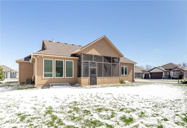 4060 NE Timberlake Court, Lee's Summit, MO 64064