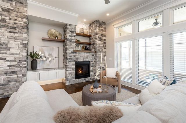 4060 NE Timberlake Court, Lee's Summit, MO 64064