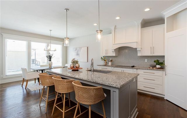 4060 NE Timberlake Court, Lee's Summit, MO 64064