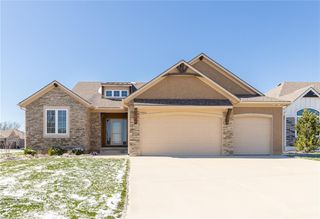 4060 NE Timberlake Court, Lee's Summit, MO 64064
