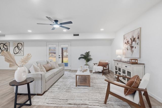 221 Shadywood Ln, San Antonio, TX 78216