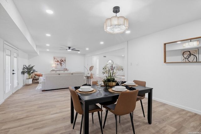 221 Shadywood Ln, San Antonio, TX 78216