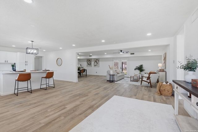 221 Shadywood Ln, San Antonio, TX 78216