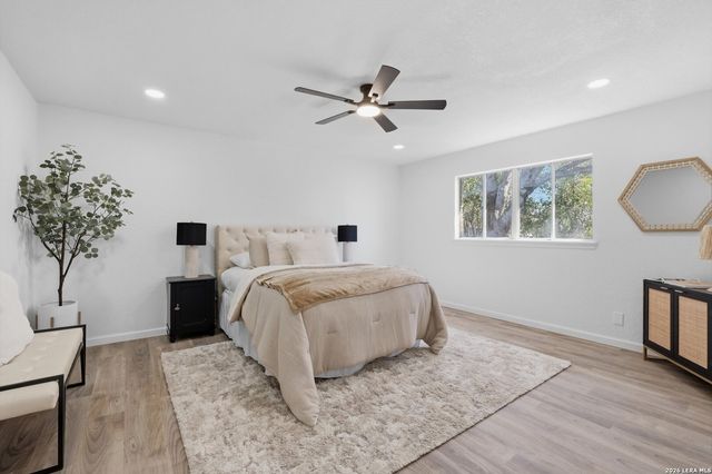 221 Shadywood Ln, San Antonio, TX 78216