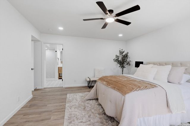 221 Shadywood Ln, San Antonio, TX 78216