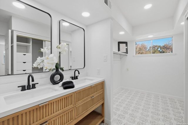 221 Shadywood Ln, San Antonio, TX 78216