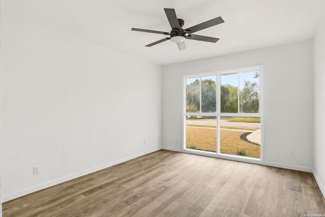 221 Shadywood Ln, San Antonio, TX 78216