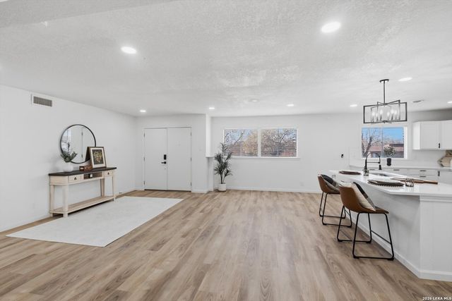 221 Shadywood Ln, San Antonio, TX 78216