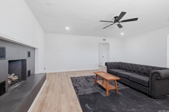 221 Shadywood Ln, San Antonio, TX 78216