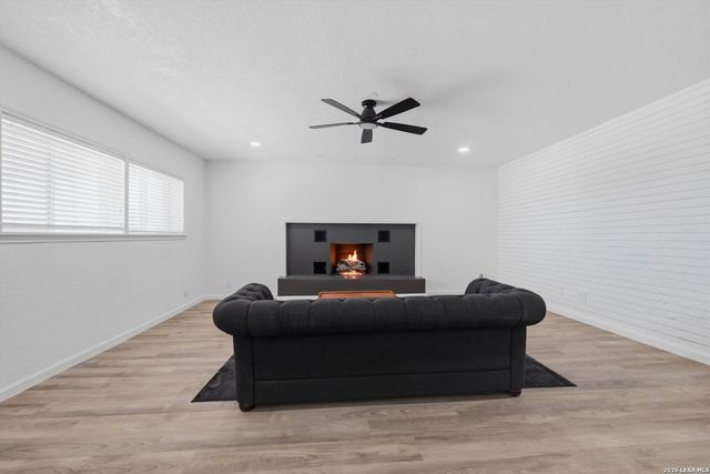 221 Shadywood Ln, San Antonio, TX 78216