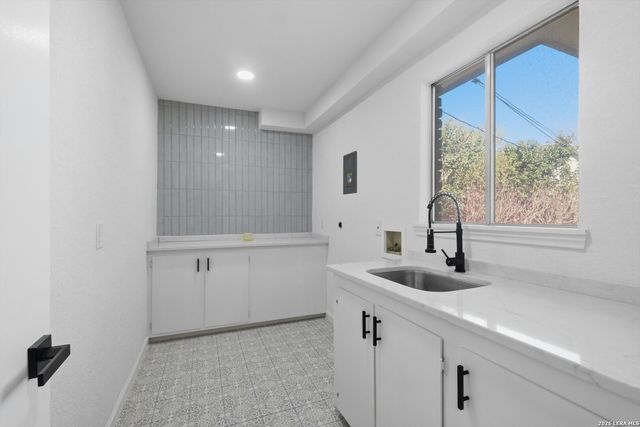 221 Shadywood Ln, San Antonio, TX 78216