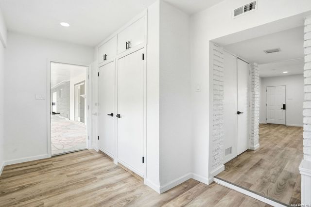 221 Shadywood Ln, San Antonio, TX 78216