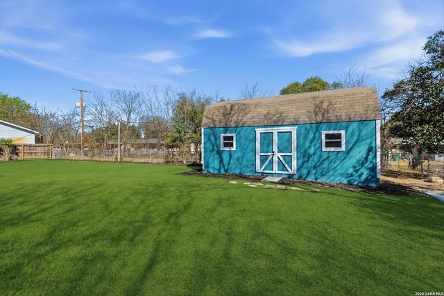 221 Shadywood Ln, San Antonio, TX 78216