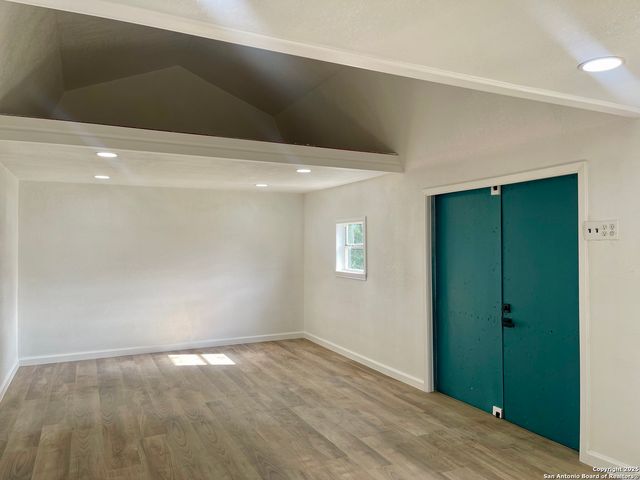 221 Shadywood Ln, San Antonio, TX 78216