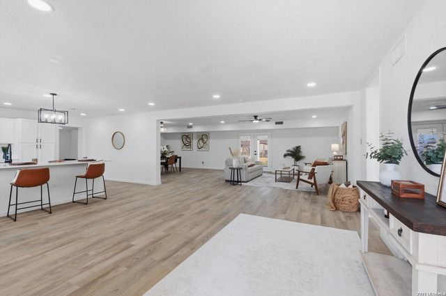 221 Shadywood Ln, San Antonio, TX 78216