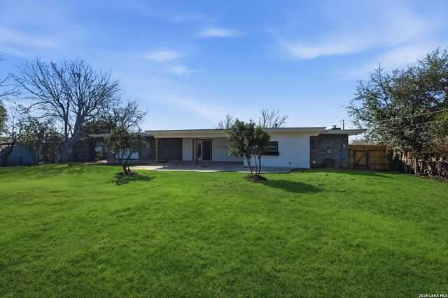 221 Shadywood Ln, San Antonio, TX 78216