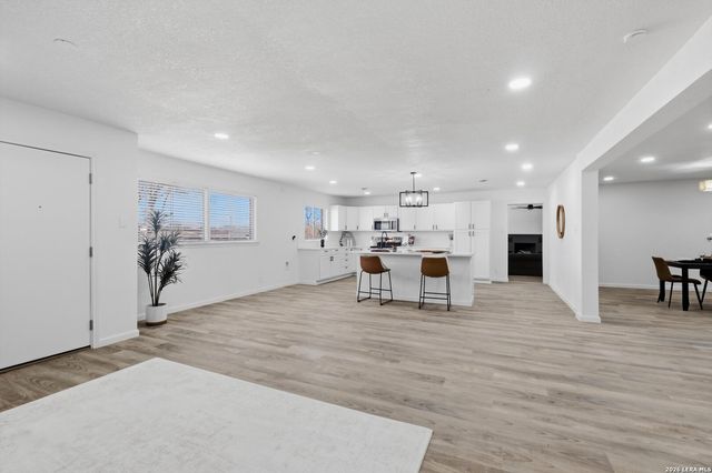 221 Shadywood Ln, San Antonio, TX 78216