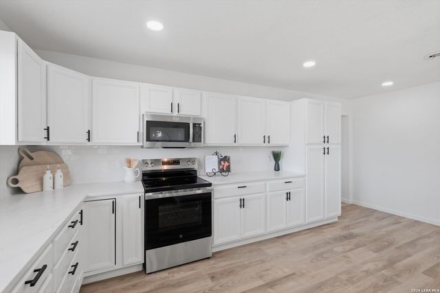 221 Shadywood Ln, San Antonio, TX 78216