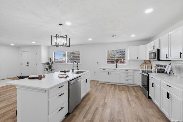 221 Shadywood Ln, San Antonio, TX 78216