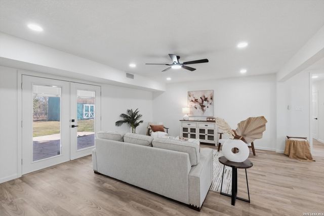 221 Shadywood Ln, San Antonio, TX 78216