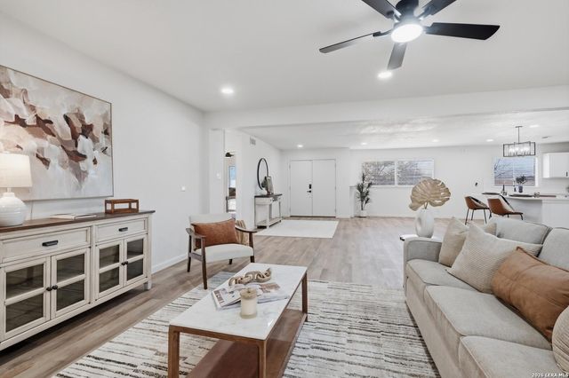 221 Shadywood Ln, San Antonio, TX 78216