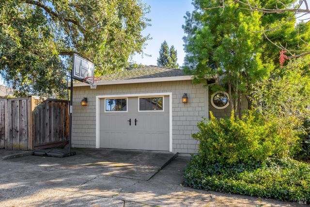 200 Alderbrook Dr, Santa Rosa, CA 95405