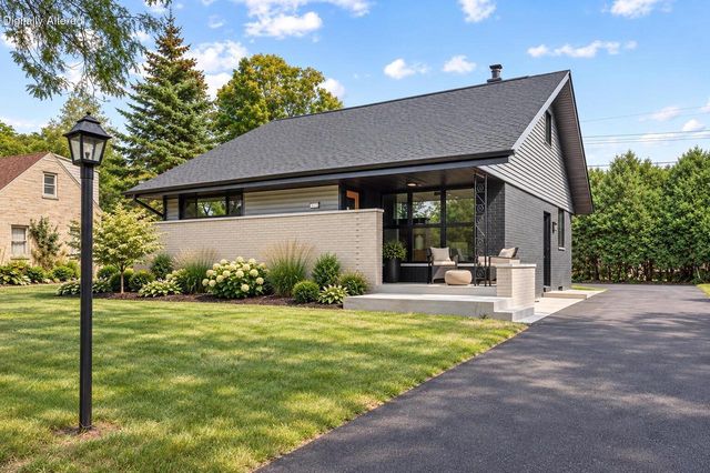 7470 N Navajo ROAD, Fox Point, WI 53217