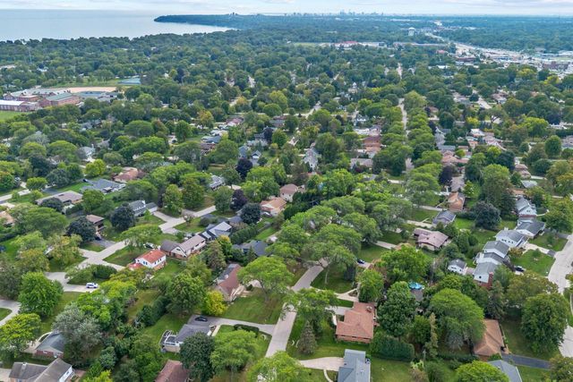 7470 N Navajo ROAD, Fox Point, WI 53217