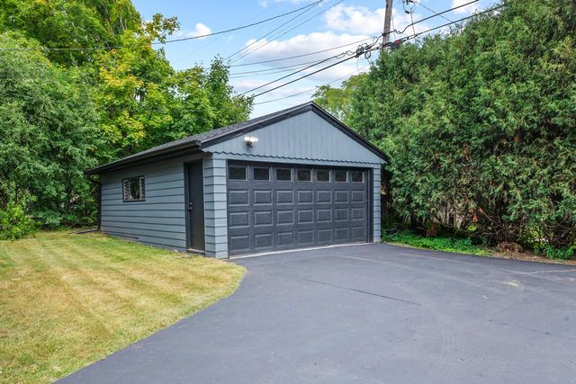 7470 N Navajo ROAD, Fox Point, WI 53217