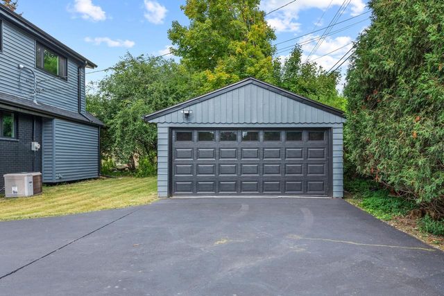 7470 N Navajo ROAD, Fox Point, WI 53217