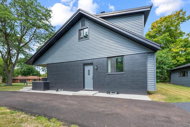 7470 N Navajo ROAD, Fox Point, WI 53217