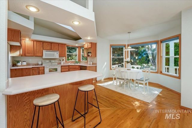 706 N Harvey Ln, Eagle, ID 83616