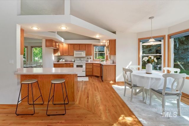 706 N Harvey Ln, Eagle, ID 83616