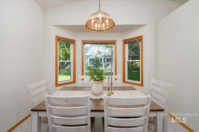 706 N Harvey Ln, Eagle, ID 83616